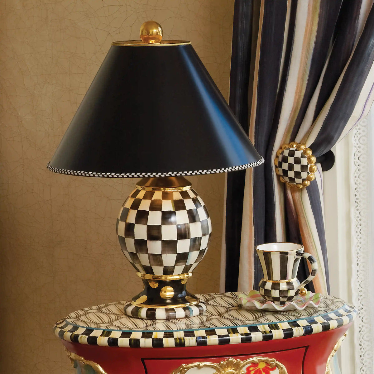 Courtly Check Ceramic Globe Lamp