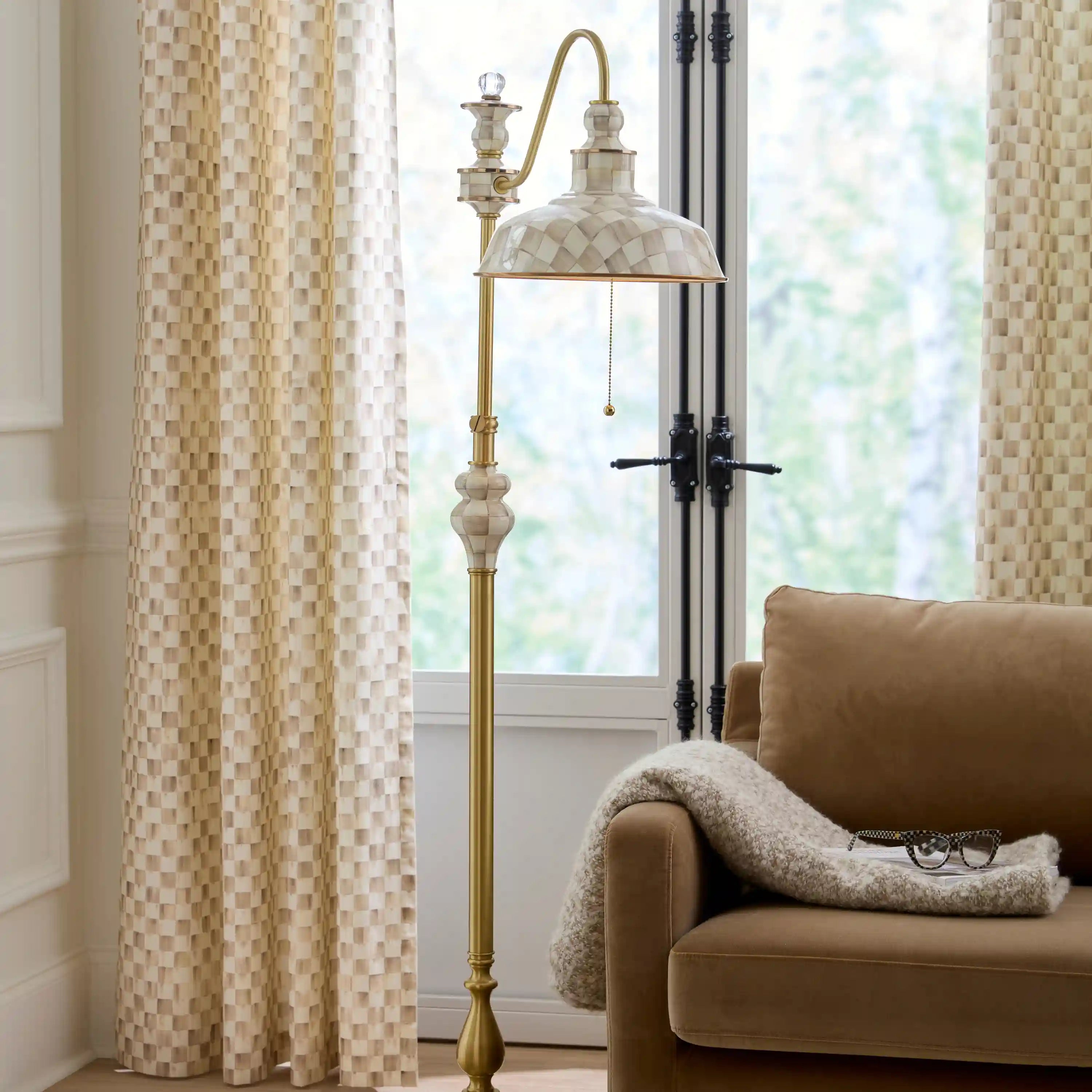 Courtly Farmhouse Floor Lamp