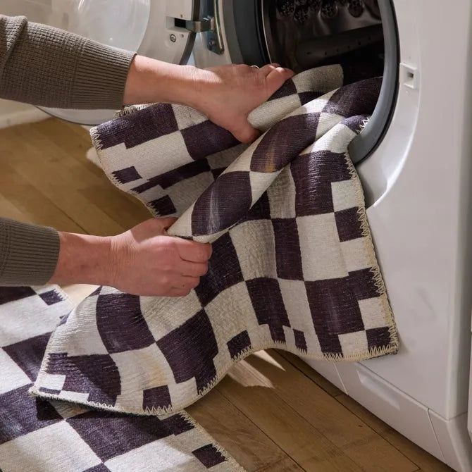 Courtly Checkered 2' x 3' Washable Rug